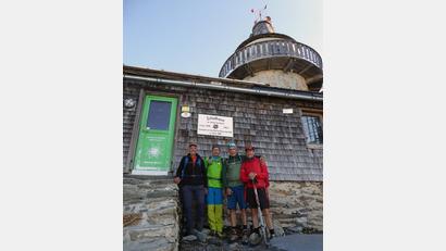 Bild: Rainer Rahn/exb
Josef Kunz, Rainer Rahn, Hans Schaller und Tom Meyerhöfer vor dem Zittelhaus auf dem Hohen Sonnblick.