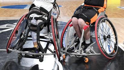 Symbolbild: Michael Schwartz/dpa
Im Rollstuhl-Basketball geht's schon mal zur Sache. Beim "rollactiv-Cup" in Weiden kämpfen am 23. September sechs Teams um den Sieg.