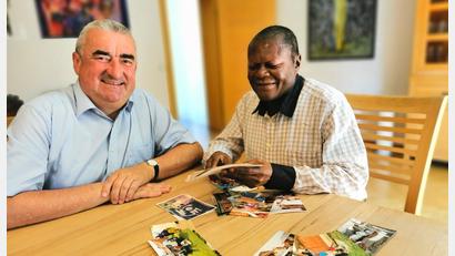 Bild: Portner
Pater André Kionga Jacques Phanzu zeigt Stadtpfarrer Alfons Kaufmann Fotos aus seiner Heimat im Kongo.