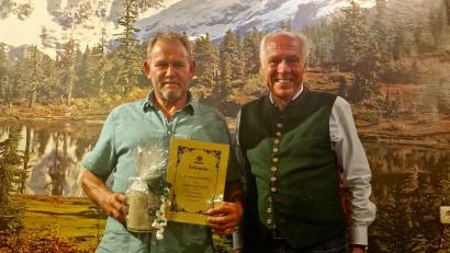 Bild: Denise Schubert/exb
Brauereichef Wolfgang Rasel (rechts) ehrt Peter Frankl.