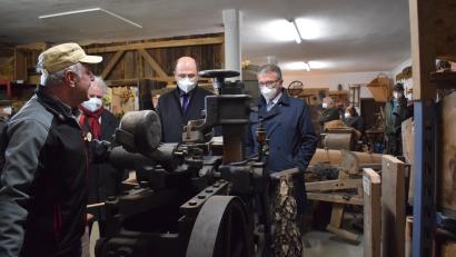 Bild: szl
Sehr interessiert am alten Fassbinderhandwerk zeigte sich Heimatminister Albert Füracker (Mitte) bei seinem Besuch in der Handwerkerscheune. Er ließ sich von Herbert Konrad (links) alles genau erklären.