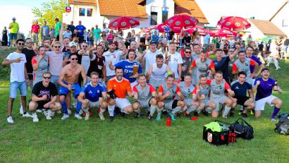 Bild: bsc
Doppelten Grund zur Freude hatten bei der offiziellen Platzeinweihung des TSV Friedenfels die Akteure der SG Friedenfels/Fuchsmühl. Nach ihrem Sieg gegen die Sportfreunde Kondrau kletterten sie an die Tabellenspitze in der Kreisklasse Stiftland.
