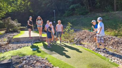 Bild: Peter Mauritz/exb
Eine Mädchengruppe in Aktion beim Golf.