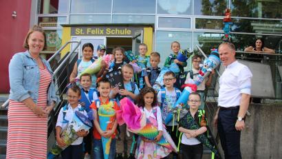 Bild: prh
Klassenleiterin Stefanie Walberer (links) und Schulleiter Rainer Hetz (rechts) begrüßten 14 Erstklässler an der St. Felix Schule.