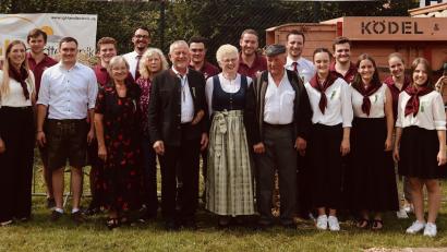 Bild: Hägler/exb
Der Jubelverein feiert mit ehemaligen Landjugendmitgliedern aus dem Festjahr 1973.