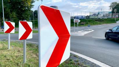 Bild: Gabi Schönberger
Im Kreisverkehr fährt man rechts rum. Diese Schilder in Neustadt/WN machen es deutlich. Manch einer hält sie für völlig überflüssig.
