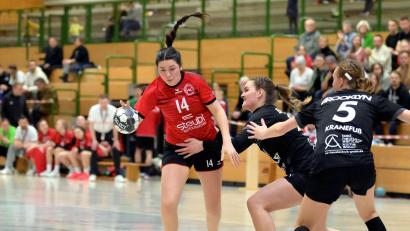 Bild: Hubert Ziegler
Paula Eckert (links) vom HC Sulzbach-Rosenberg in Aktion. Die Landesliga-Handballerinnen starten mit einem Auswärtsspiel in Erlangen-Bruck in die neue Saison.