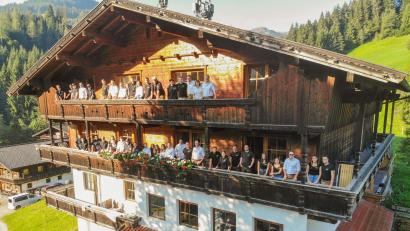 Bild: bey
In diesem Gasthaus fühlt sich die Gruppe der KLJB Burkhardsrieth beim Wochenendausflug in die Wildschönau wohl.