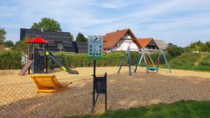 Bild: Lowak
Schaukel, Rutschturm und eine Seilbahn sind auf dem neuen Spielplatz in Dietersdorf zu finden. Die Anwohner hatten die Anlage in Eigenleistung gestaltet.