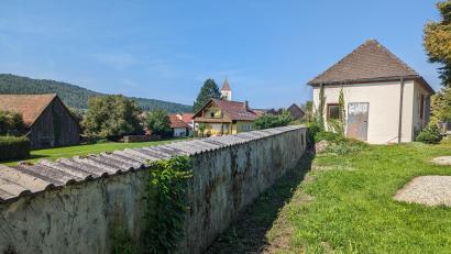 Bild: wrl
Die Friedhofsmauer in Altendorf gilt laut einem Gutachten nicht mehr als standsicher. Das beeinflusst auch die Arbeiten am Vorplatz des Leichenhauses (rechts im Bild).