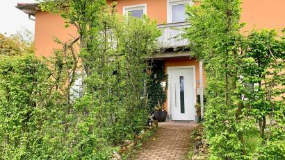 Bild: Gabi Schönberger
Blattgrün rankt im Eingangsbereich des Toskana-Hauses empor, hier hat der insolvente Pflegedienst Regenbogen in Kaltenbrunn seinen Firmensitz.