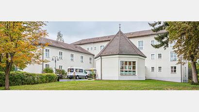 Bild: Delf Dudlitz/exb
Das BRK-Seniorenheim in Vilseck soll einem Neubau weichen. Diese frohe Botschaft präsentiert BRK-Kreisgeschäftsführer Sebastian Schaller den Stadträten.