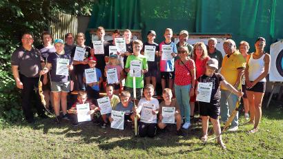 Bild: bsc/exb
Viel Spaß gab es beim Ferienprogramm des Schützenvereins Frauenreuth. Nicht fehlen durfte ein Erinnerungsfoto mit Vorsitzendem Wolfgang Schlicht (links) und den Helfern.