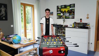 Bild: ref
Noah Keller zu Hause in Hermannsberg (Gemeinde Illschwang) in seinem Zimmer am Tischkicker. An der Wand hängt eine Bildcollage von seinem Besuch im Stadion von Borussia Dortmund - seinem Lieblingsverein.