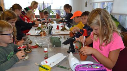 Bild: gi
Eifrig sind die Kinder beim Basteln unter der Leitung von Angela Putzer dabei und zeigen am Ende stolz ihre Werke.