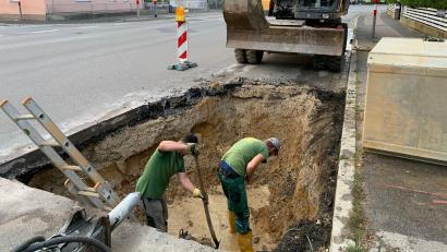 Bild: Petra Hartl
Drei Häuser waren am Mittwoch, 13. September, von einem Rohrbruch an der Ecke Kaiser-Wilhelm-Ring/Fleury-Straße betroffen.