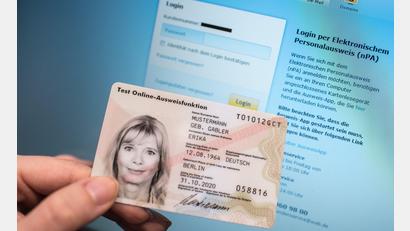 Symbolbild: Ole Spata/dpa
Wer online einen Antrag stellen möchte, braucht für Verfahren, bei denen die Identität nachgewiesen muss, spezielle Zertifikate oder den Online-Ausweis.