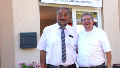 Bild: fvo
Bürgermeister Josef Beimler gratuliert Firmenchef Michael Weig, dem "Maler-Michl" (rechts), zum 25. Betriebsjubiläum.