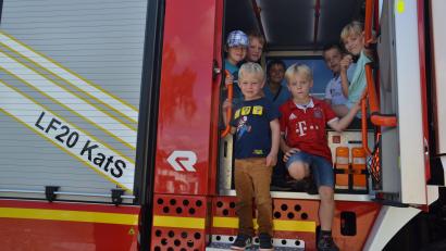 Bild: gi
Eine Runde mit dem Feuerwehrauto fahren begeistert die Kinder beim Ferienprogramm in Moosbach.