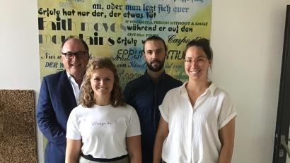 Bild: Mary Möller-Hartung/exb
Willkommensgrüße am Otto-Hahn-Gymnasium: Im Bild hinten von links Oberstudiendirektor Stefan Niedermeier und Studienreferendar Lukas Baum, vorne die Studienrätinnen Lisa Kammermeier und Lisa Hittinger.