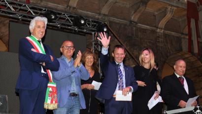 Bild: Pressestelle Stadt Weiden/exb
Maceratas Bürgermeister Sandro Parcaroli (links) und Weidens Oberbügermeister Jens Meyer (Mitte) erneuern beim Fest „San Giuliano“ die Partnerschaft zwischen den beiden Städten..