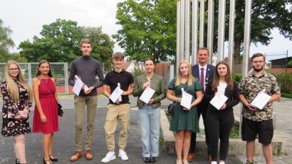 Bild: adj
Sabrina Kropf, Celine Wächter, Jonathan Schäffler, Maximilian Merther, Emma Buscholl, Helena Füßl, Bürgermeister Ernst Schicketanz, Julia Gottfried und Bastian Ach bei der Ehrung der Schulbesten von Altenstadt/WN.