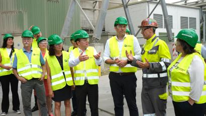 Bild: Hirsch
Werkleiter Bernhard Reindl (Zweiter von rechts) führte die SPD-Delegation mit dem Bundesvorsitzenden Lars Klingbeil (Dritter von rechts) an der Spitze durch das Zementwerk Burglengenfeld und erklärte die Produktionsabläufe.
