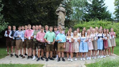 Bild: do
Für die Speinsharter Kirwa ist alles gerichtet. Organisiert wird das Event von der Landjugend, die schon Wochen vorher in fescher Tracht auf die Kirwa 2023 anstieß.