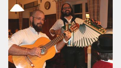 Bild: Georg Niemeier/exb
Freche Texte und gute Laune: Das Duo „Da wampert Zodert & da boartert Plattert“ spielt am 30. September im Fuchsberger Stodl auf.