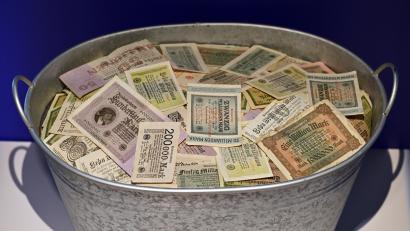 Archivbild: Martin Schutt
Hyperinflation 1923: ein Trog voll mit Milliarden über Milliarden Mark – Geld, das allerdings wertlos war.