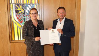 Bild: Pressestelle Stadt Weiden/exb
Stadträtin Hildegard Ziegler nimmt von Oberbürgermeister Jens Meyer die kommunale Dankurkunde in Empfang.
