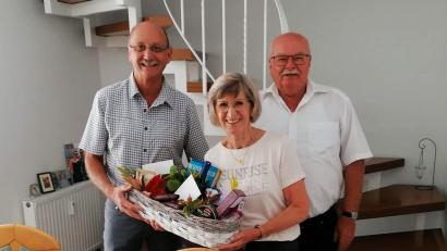 Bild: Martin Pöllath/exb
Stadt- und Kreisrat Martin Pöllath (links) und Stadtrat Hans-Jürgen Reitzenstein (rechts) überbringen Brigitte Munker Geburtstagsgrüße der FDP und Freien Wählerschaft.