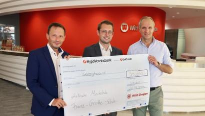 Bild: Petra Grommas/Witt-Gruppe/exb
Zur symbolischen Scheckübergabe treffen sich Oberbürgermeister Jens Meyer, Thorsten Willecke, Leiter der Franz-Grothe-Schule, und Patrick Boos, Vorsitzender der Geschäftsführung der Witt-Gruppe (von links).