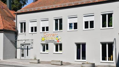 Bild: Petra Hartl
Grau ist modern und liegt im Trend. Sagt das BRK. Andere stellen die Frage: "Wie kann man das den Kindern antun?" Am neuen Anstrich der Fassade der Kita "Sonnenschein" an der Allee in Sulzbach-Rosenberg scheiden sich ganz offenbar die Geister.