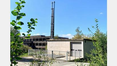 Bild: Gabi Schönberger
Das Heizkraftwerk nahe des Gymnasiums ist optisch keine Schönheit. Es kann aber weite Teile Neustadts mit sauberer Energie aus Hackschnitzeln versorgen. Der nächste Schritt dazu ist eine Fernwärmeleitung Richtung Stadthalle.
