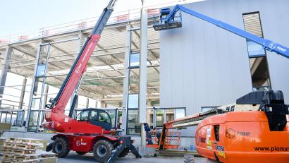 Bild: Petra Hartl
Derzeit wird die Außenfassade der 15 Meter hohen und über 2000 Quadratmeter großen Konfektionshalle angebracht. Digitalisierung und automatische Transportsysteme sollen die Produktion verschlanken und beschleunigen.