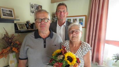 Bild: adj
Bürgermeister Ernst Schicketanz gratulierte Hildegard und Siegmar Behr zur goldenen Hochzeit.