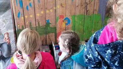 Bild: Grundler/exb
Im Ferienprogramm von "land und gut" bemalen Kinder die Holzhütte des Vereins.