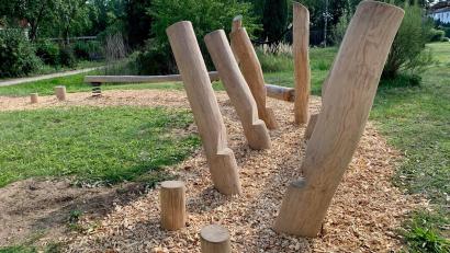 Bild: Gabi Schönberger
Die ersten Elemente der neuen Fitness-Anlage in der Grünanlage hinter dem Friedhof sind bereits aufgebaut. Weitere sollen noch folgen.