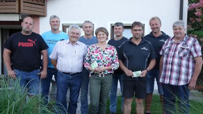 Bild: Haberl/exb
Die Organisatoren eines Straßenfests in Schönsee übergeben eine Spende an die Feuerwehr und den Gartenbauverein.