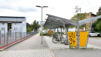 Bild: Petra Hartl
Die Kombination aus Lehrerparkplatz, Fußweg zur Innenstadt sowie Laufbahn könnte der neue Standort der offenen Ganztagsbetreuung der Amberger Max-Josef-Schule werden.