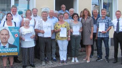 Bild: sei
Martina König (Vierte von links) ist die Mutter der FWG, Anton König (Achter von links) der Urvater. Weitere Gründungsmitglieder sind Franz Sperl (Vierter von rechts), Monika Sperl (Siebte von rechts) und Eva Seifried (Neunte von links).