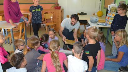 Bild: gi
Das Papierschöpfen unter der Leitung des Umweltberaters Matthias Lexhaller begeistert die Ferienkids.