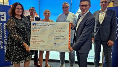 Bild: R. Kreuzer
Die Spendenübergabe (von rechts): Vorstandssprecher Bernhard Wolf und Regionalmarktleiter Christian Weigert, Peter Klein, Vorsitzender des Seniorenbeirats, Tina Abel-Pschierer von der Seniorenfachstelle der Stadt, Vorstand Thomas Ludwig und Sabine Frischholz, Amtsleitung für soziale Dienste.