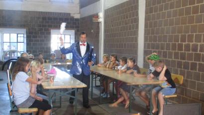 Bild: Christine Greger/exb
Auf Einladung des Motorsportvereins Mitterteich bot Zauberer Franz aus Waldsassen 20 Kindern eine fast zweistündige Show.