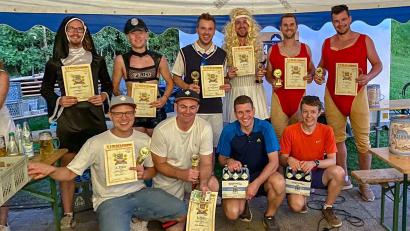 Bild: Michael Uschold/exb
Die Sieger der Parksteiner Tennis-Beer-Pong-Meisterschaft haben gut lachen.