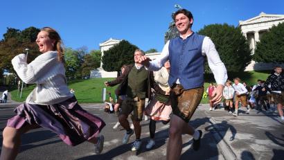 Bild: Karl-Josef Hildenbrand
Oktoberfestbesucher stürmen nach der Eröffnung des Platzes, vor der Bavaria auf die Festwiese.