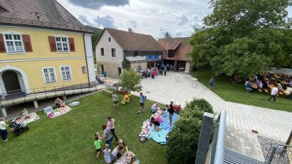 Bild: gri
Im Pfarrhof und im benachbarten Garten herrschte am Sonntag ein Kommen und Gehen.