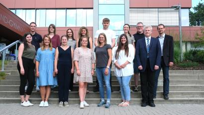 Bild: Klaus Schoefl/exb
Neue Lehrkräfte gibt es am Stiftland-Gymnasium. Das Bild zeigt (vorne, von links) Nadeshda Schweiger, Anja Malzer, Nina Wilholm, Laura Heuhserer, Christina Hofmann, Daniela Meidinger, Schulleiter Matthias Weiser sowie (hinten, von links) Benjamin Breitweg, Silvia Härtl, Alisa Bauer, Fabienne Schaumberger, Lukas Meckel, Melanie Walbrunn, Personalratsvorsitzenden Sascha Häcker und stellvertretenden Schulleiter Martin Putzlocher.