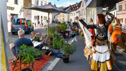 Bild: Petra Hartl
Einfach nur dasitzen oder zur selbst gemachten Musik tanzen – der internationale Parking Day machte es am Freitag auch in Amberg möglich.